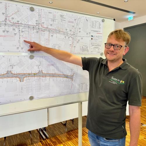 Bautechniker Christoph Karcher informiert die Anlieger der Gartenstraße 